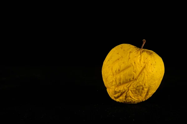 Çürümeye başlayan eski elma — Stok fotoğraf