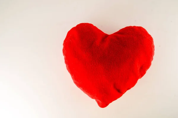 Kırmızı kalp yastık Close-Up — Stok fotoğraf