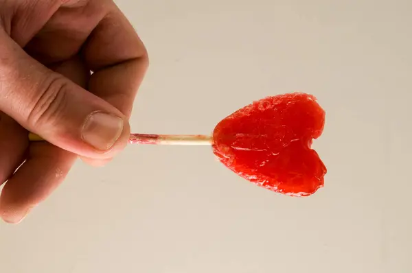 Gros plan de sucette à bonbons rouge en forme de coeur — Photo