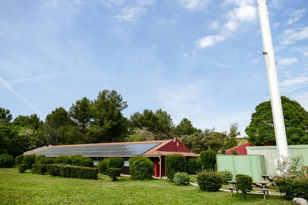 Detailní Záběr Střechy Domu Solárními Panely Navrchu — Stock fotografie