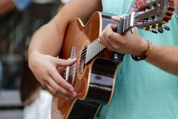 Açık Havada Müzik Çalan Bir Kişinin Fotoğrafı — Stok fotoğraf