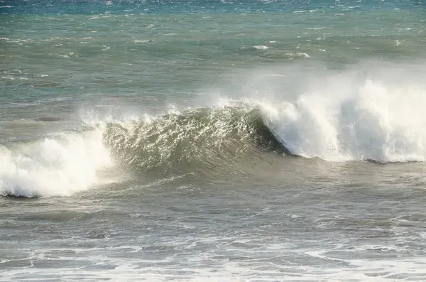 Big Blue Wave Breaks Nell Oceano Atlantico — Foto Stock