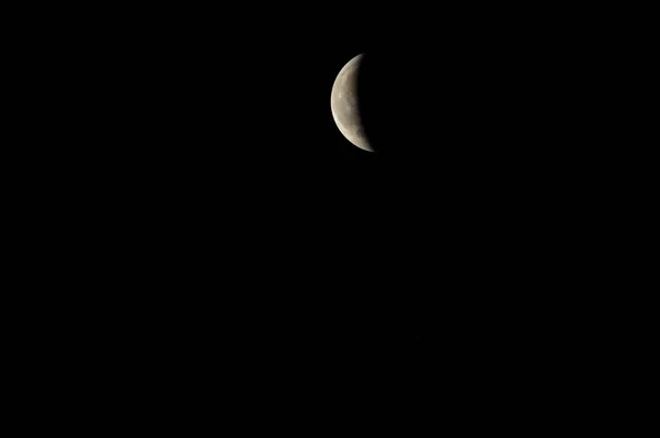 黒夜の月の部分日食 — ストック写真