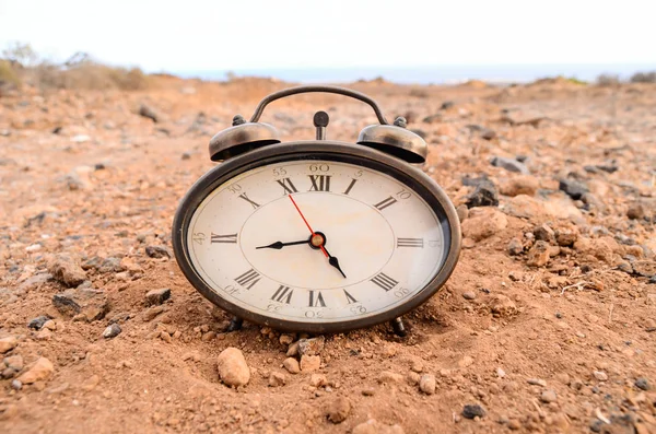 Relógio Analógico Clássico Areia Deserto Rocha — Fotografia de Stock
