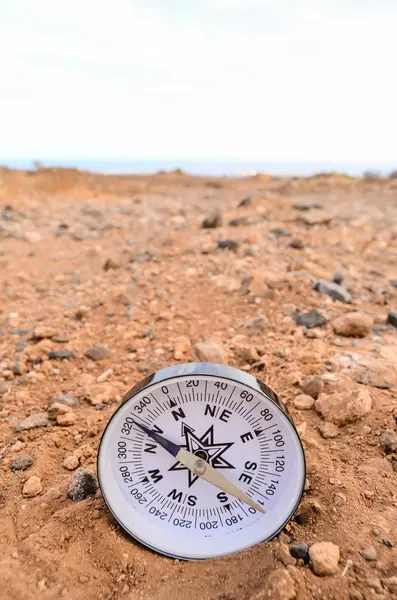 オリエンテーションコンセプト砂漠の岩の上の金属コンパス — ストック写真