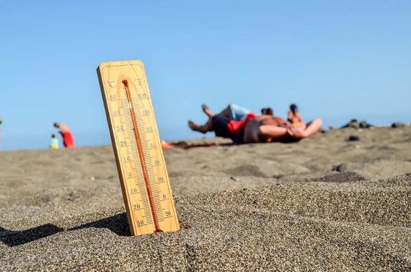 Foto Termometro Sulla Spiaggia Sabbia — Foto Stock