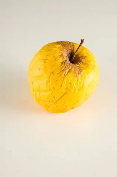 Çürümeye başlayan eski elma — Stok fotoğraf