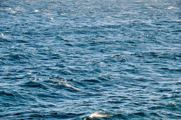 Dalgalı Mavi Durgun Deniz Suyu Doğal Arkaplan Fotoğrafı Dokusu — Stok fotoğraf