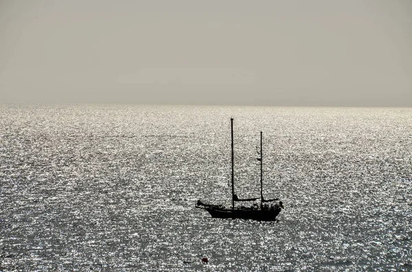 Изображение Лодки Силуэта Океане — стоковое фото