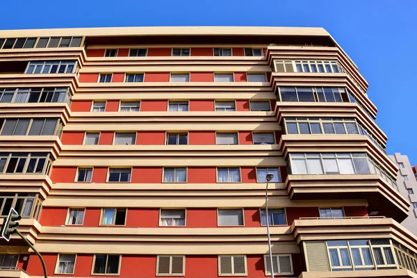 Farbige moderne Gebäude Fenster in Las Palmas — Stockfoto