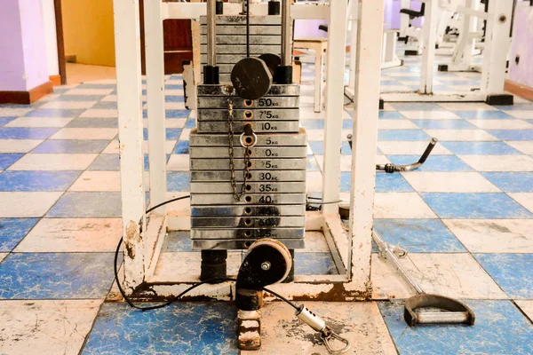 Equipo y máquinas en la sala de gimnasio moderna vacía — Foto de Stock