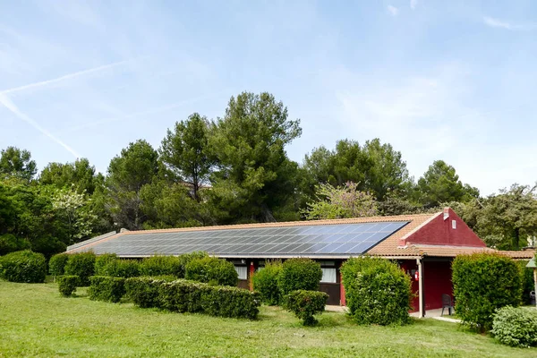 Dach domu z paneli słonecznych na górze — Zdjęcie stockowe