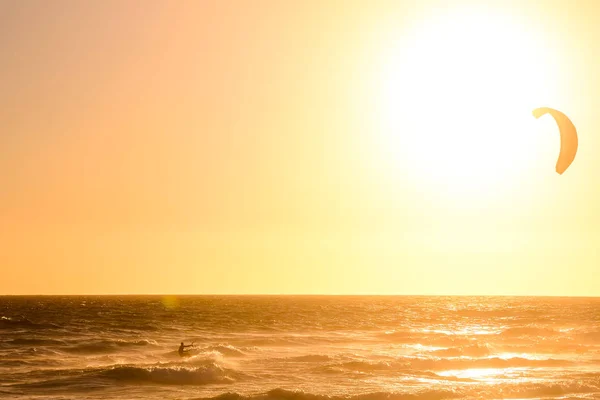 Surfista al atardecer en un océano tranquilo —  Fotos de Stock