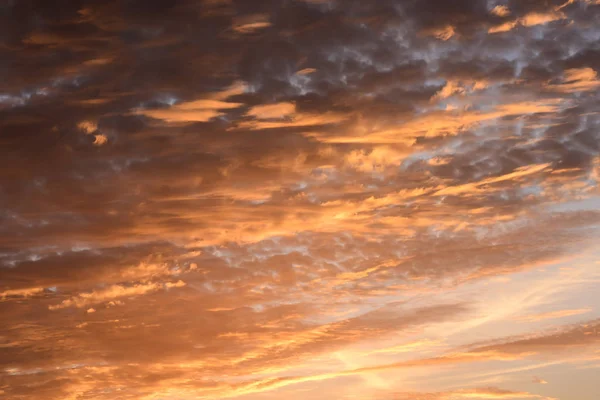 Nuvens coloridas ao pôr do sol — Fotografia de Stock