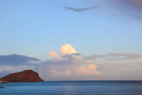 Nuages colorés au coucher du soleil — Photo