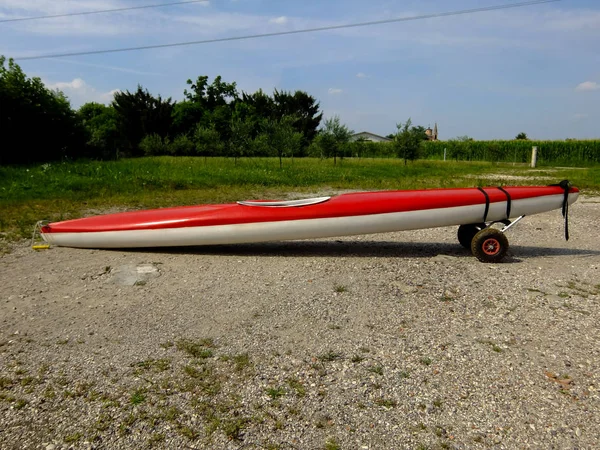 Foto Kayak Rosso Sulla Spiaggia — Foto Stock