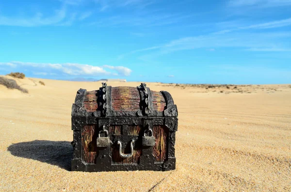 乾いた砂漠の中の物体 — ストック写真