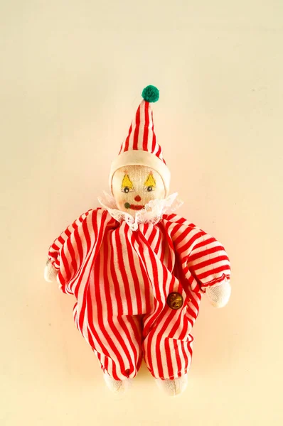 Pierrot brinquedo boneca no fundo branco — Fotografia de Stock