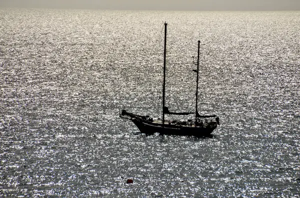 Silhouette Boat en el océano — Foto de Stock