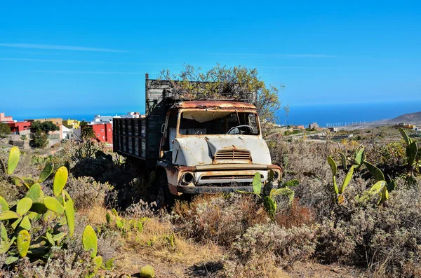 Camion abbandonato arrugginito — Foto Stock