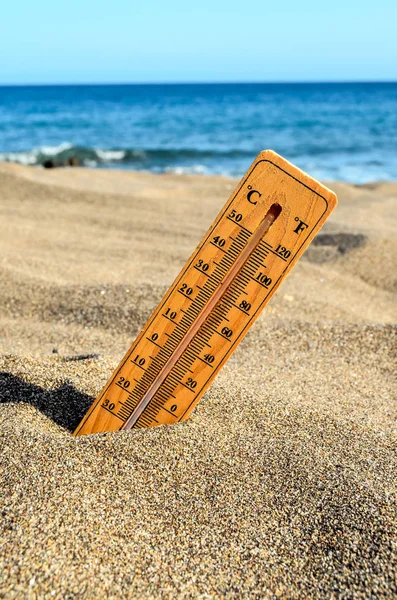 Foto Termometro Sulla Spiaggia Sabbia — Foto Stock