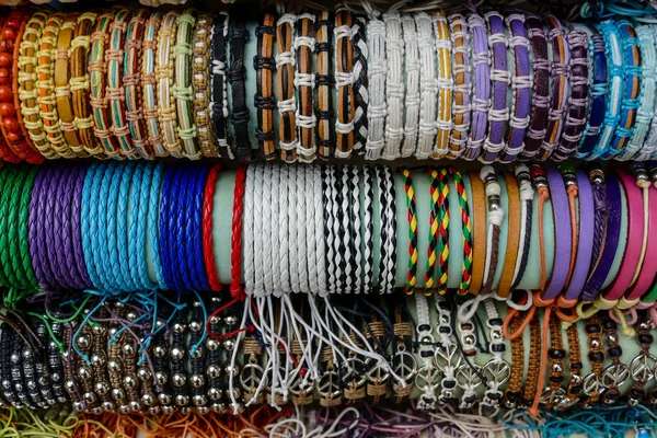 Foto Foto Afbeelding Van Handgemaakte Gemengde Armbanden Markt — Stockfoto