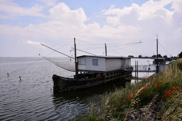 Casa inclinada y redes de pesca a lo largo del Delta del Po — Foto de Stock