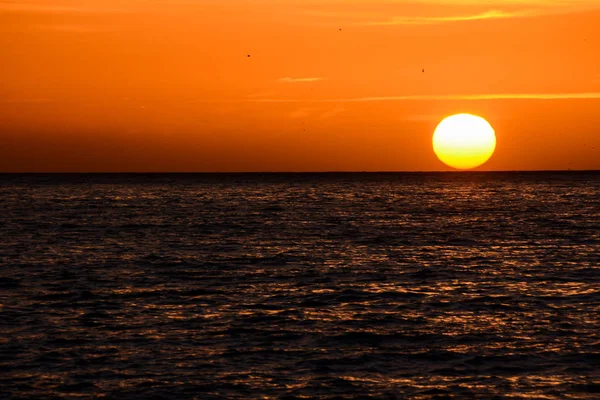 Il sole che tramonta nel mare — Foto Stock