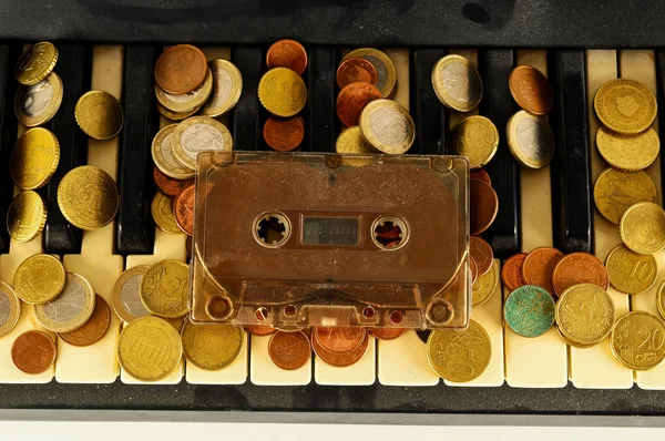 Foto Nahaufnahme Von Klaviertasten Tastatur Und Musikkassette — Stockfoto