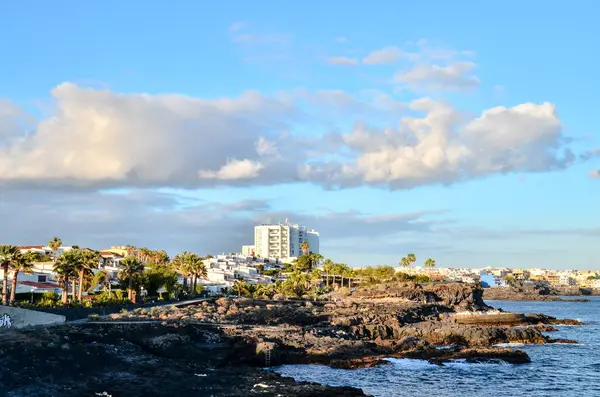 Blick Auf Einen Tropischen Strand Der Nähe Der Stadt — Stockfoto