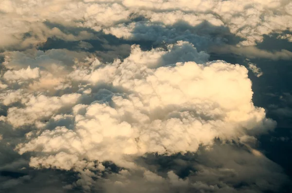 Vliegen boven de wolk — Stockfoto