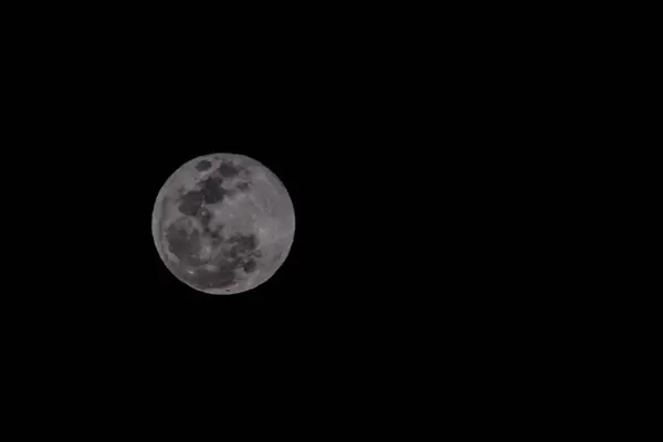 Lua no céu noturno — Fotografia de Stock