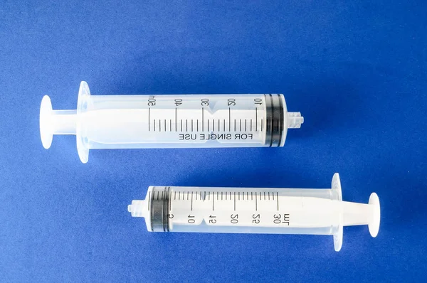 Syringe closeup isolated on colred background — Stock Photo, Image