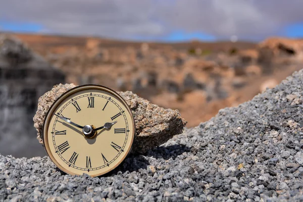 Konzeptionelles Foto Eines Wecker Objekts Der Trockenen Wüste — Stockfoto