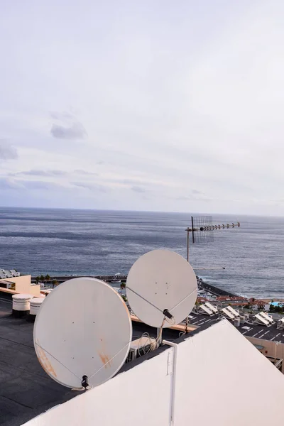 Photo View Close Satellite Dish Antenna Roof — Stock Photo, Image