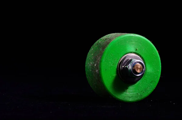 Oude Vintage Verbruikte Skate Wheel Een Zwarte Achtergrond — Stockfoto