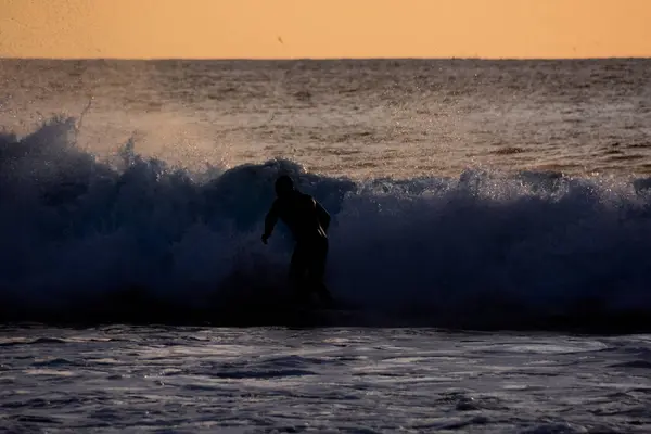 Pojedynczy Surfer Zachodzie Słońca Spokojnym Oceanie — Zdjęcie stockowe