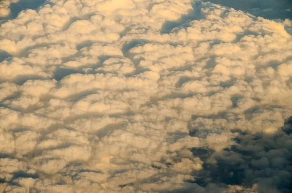 Vliegen Boven Wolken Vanuit Een Vliegtuig — Stockfoto