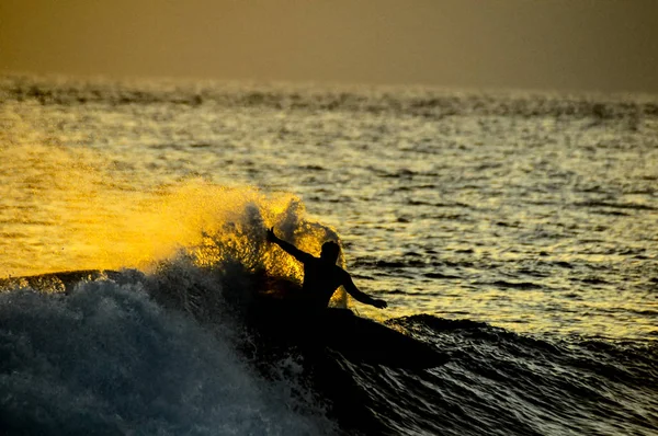 Silhouet Surfer Bij Zonsondergang Tenerife Canarische Eilanden Spanje — Stockfoto