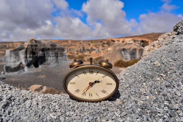 Foto Conceitual Objeto Relógio Alarme Deserto Seco — Fotografia de Stock