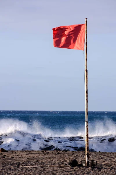 Hårt Hav Med Stora Vågor Som Bryter Vid Kusten — Stockfoto