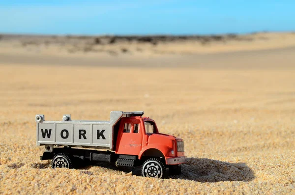 コンセプト写真乾燥した砂漠のおもちゃの車の写真 — ストック写真