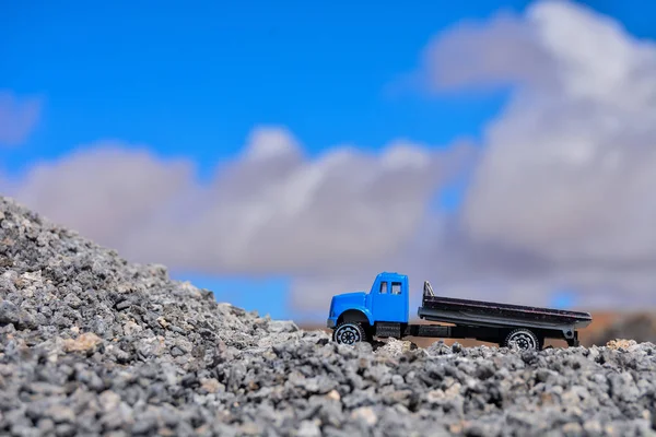コンセプト写真乾燥した砂漠のおもちゃの車の写真 — ストック写真