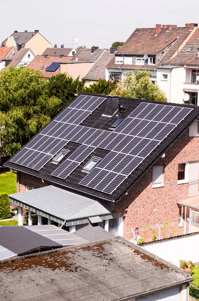 Zielona energia odnawialna z panelami fotowoltaicznymi — Zdjęcie stockowe