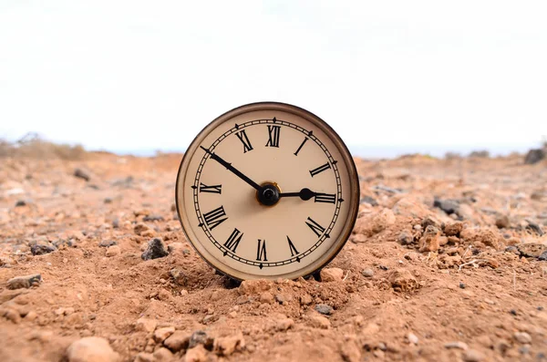 Reloj analógico clásico en la arena — Foto de Stock