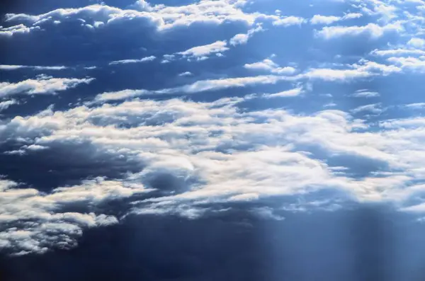 Vliegen Boven Wolken Vanuit Een Vliegtuig — Stockfoto