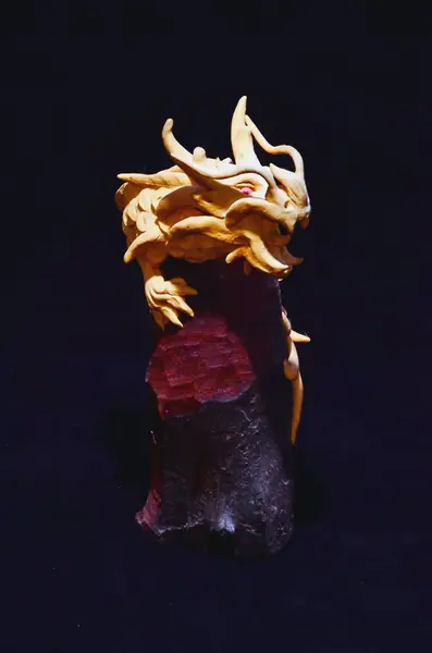 黒の背景に龍の木製の手作り像 — ストック写真