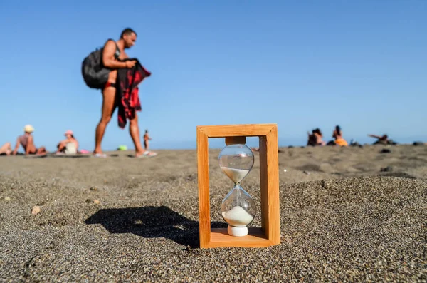 Foto Orologio Clessidra Sulla Spiaggia Sabbia — Foto Stock