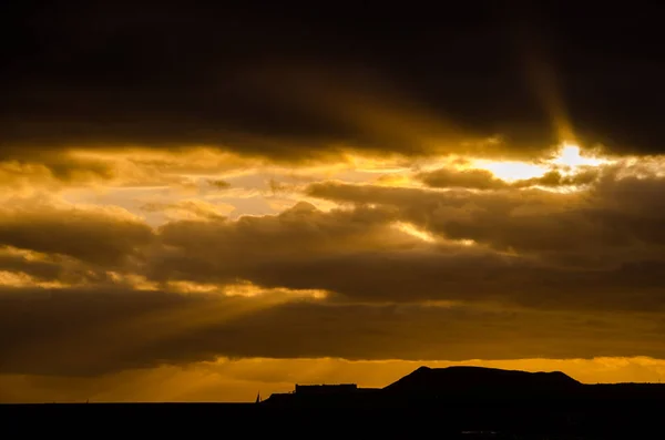 Nuages colorés au coucher du soleil — Photo