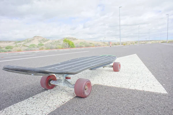 Hdr Picture Vintage Style Longboard Black Skateboard Empty Asfalt Desert — Stock fotografie